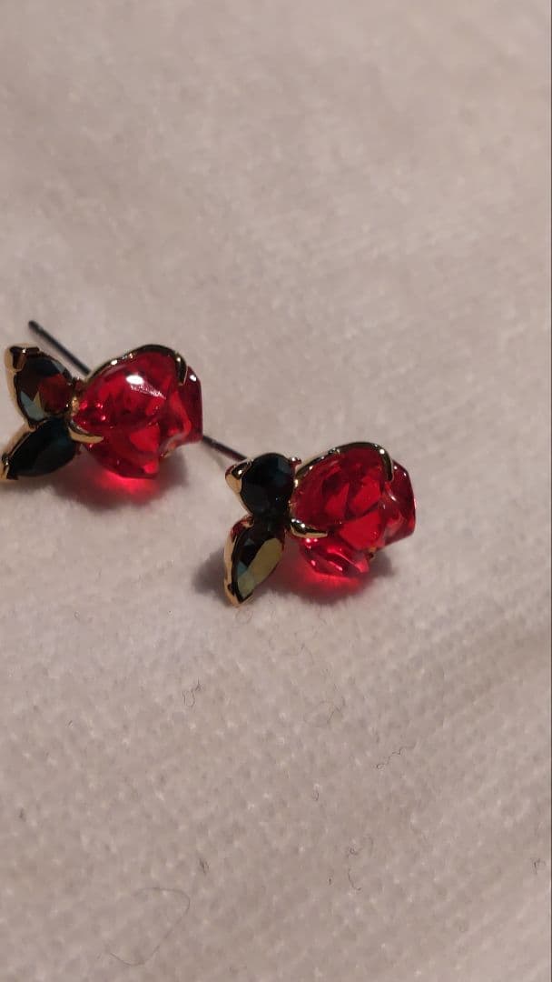 Swarovski & Disney/ 美女と野獣 赤い薔薇デザイン ピアス