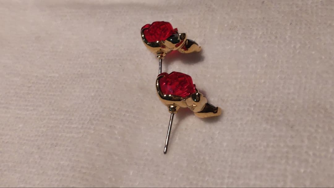 Swarovski & Disney/ 美女と野獣 赤い薔薇デザイン ピアス