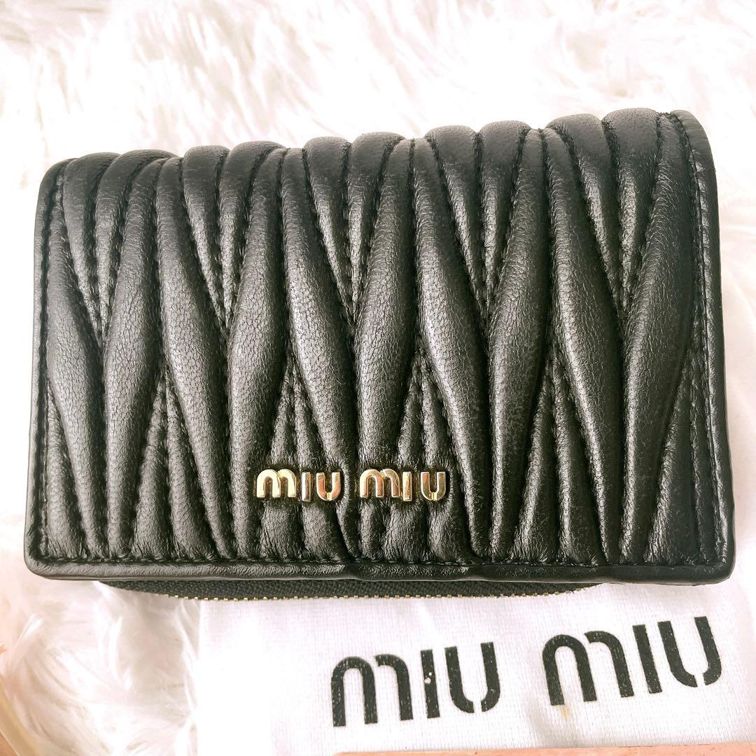 美品⭐︎miumiu マテラッセ 黒 二つ折り レザー コンパクトウォレット