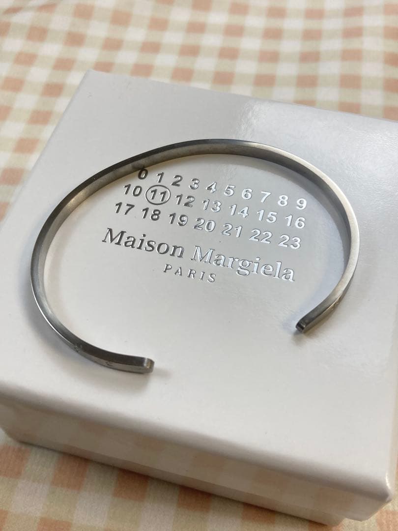 メゾンマルジェラ　スリム　ロゴ　ブレスレットバングル