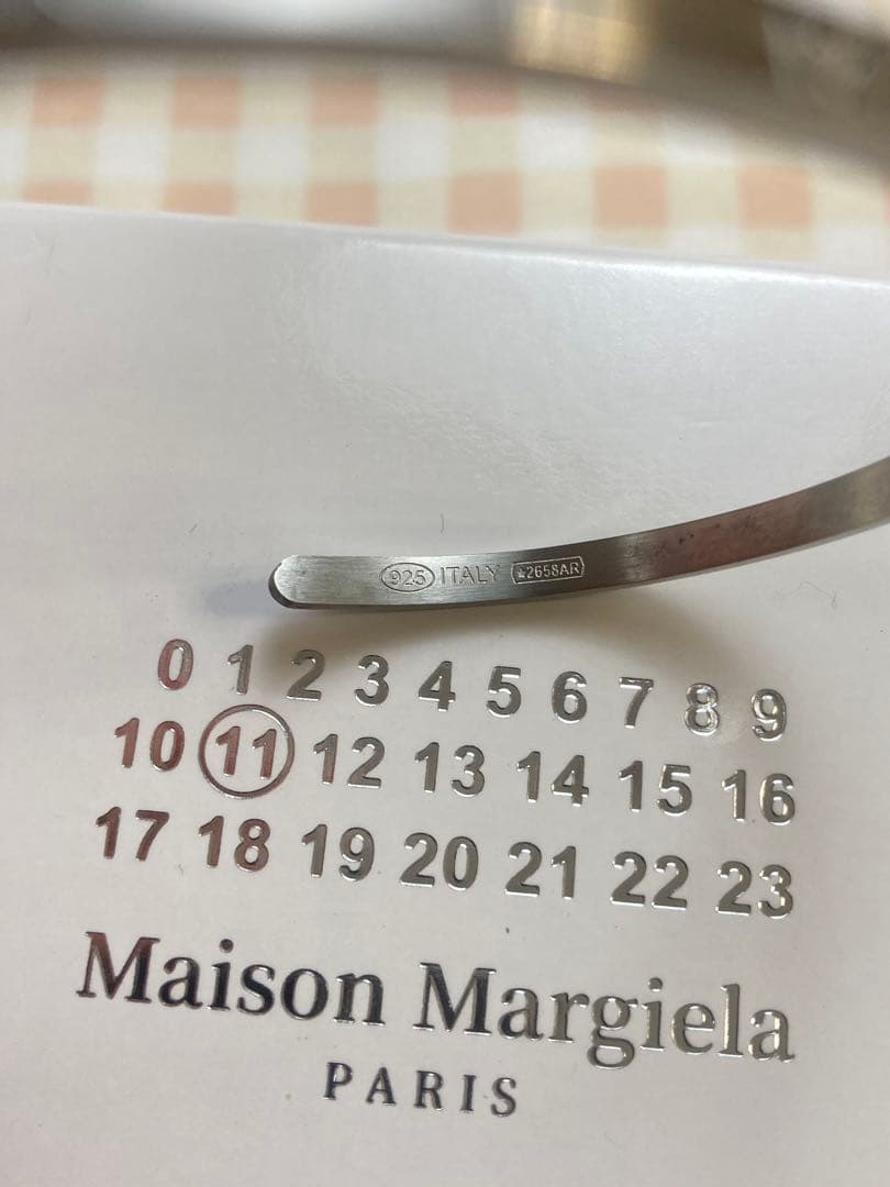 メゾンマルジェラ　スリム　ロゴ　ブレスレットバングル