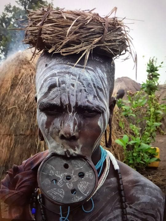 エチオピア少数民族ムルシ族の唇に入れる皿　文化的価値有