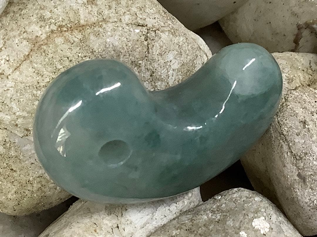 コン沢翡翠青緑抜群の透過　艶照り透過極上‼️糸魚川翡翠勾玉　最高峰の1点鑑別書付