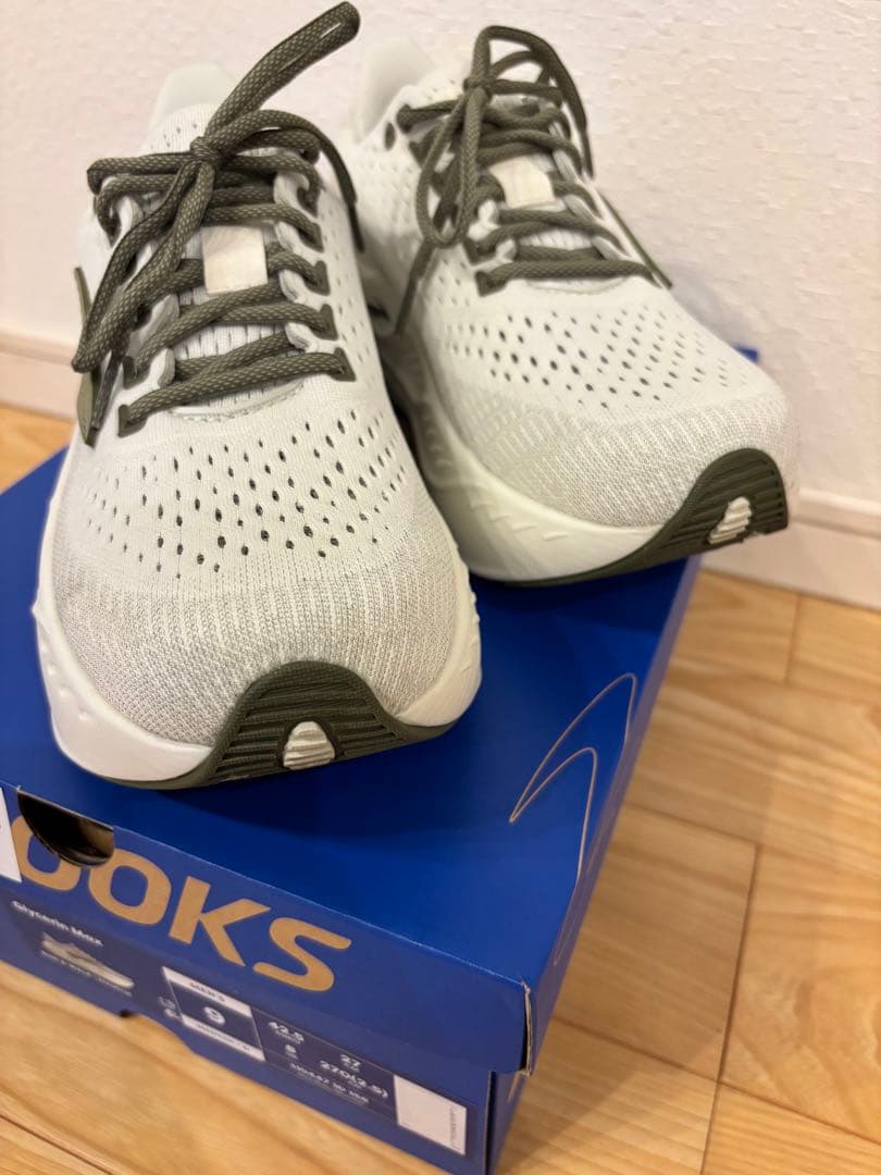 グリセリンマックス　ランニングシューズ　グレー