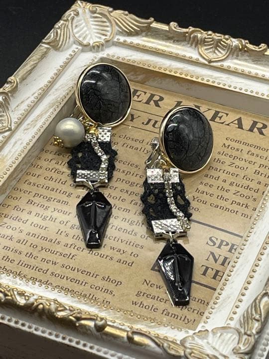 （ハロウィン）（送料無料）ブラックカボションとラインストーンとクロスのイヤリング