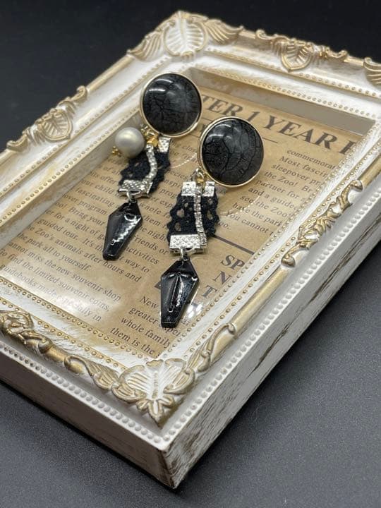 （ハロウィン）（送料無料）ブラックカボションとラインストーンとクロスのイヤリング