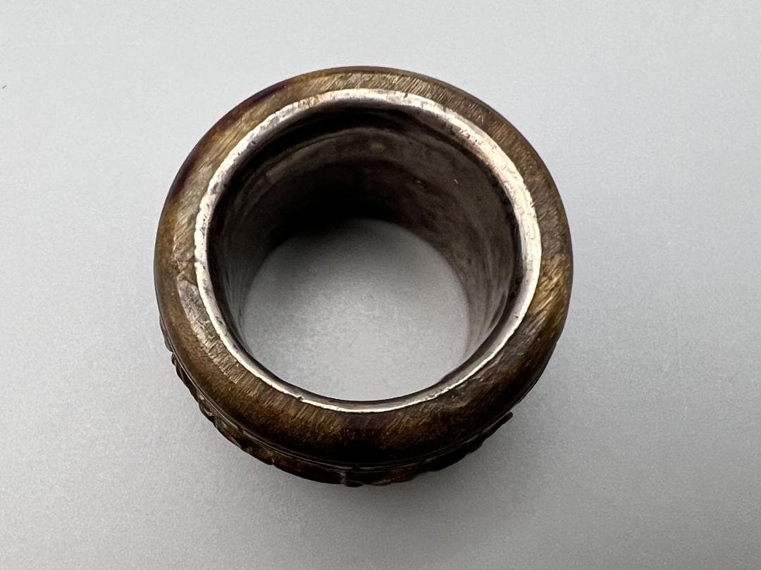 東泰堂専用　角彫　親指リング　斑指　泰昌在銘　竹梅　回字文　手彫　内銀　約17g