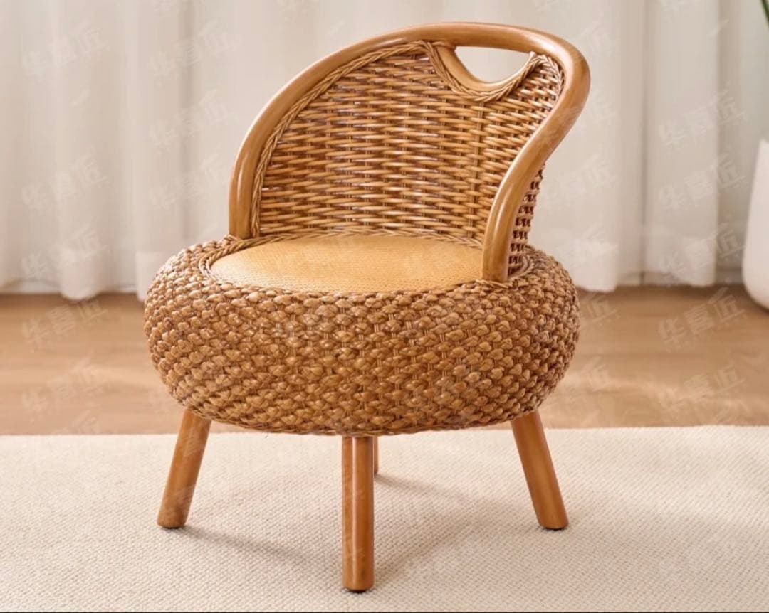 ナチュラル素材のカラフルクッション付き椅子