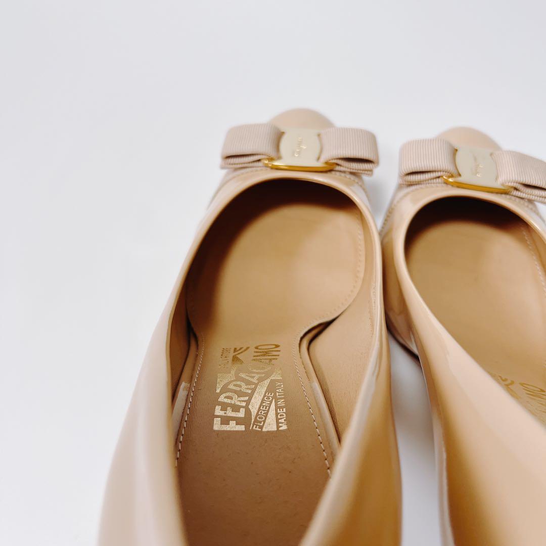 《美品》フェラガモ エナメルパンプス ヴァラリボン ヒール ベージュ 8.5C