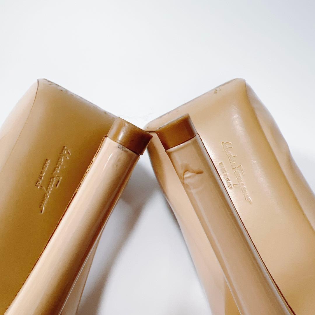 《美品》フェラガモ エナメルパンプス ヴァラリボン ヒール ベージュ 8.5C