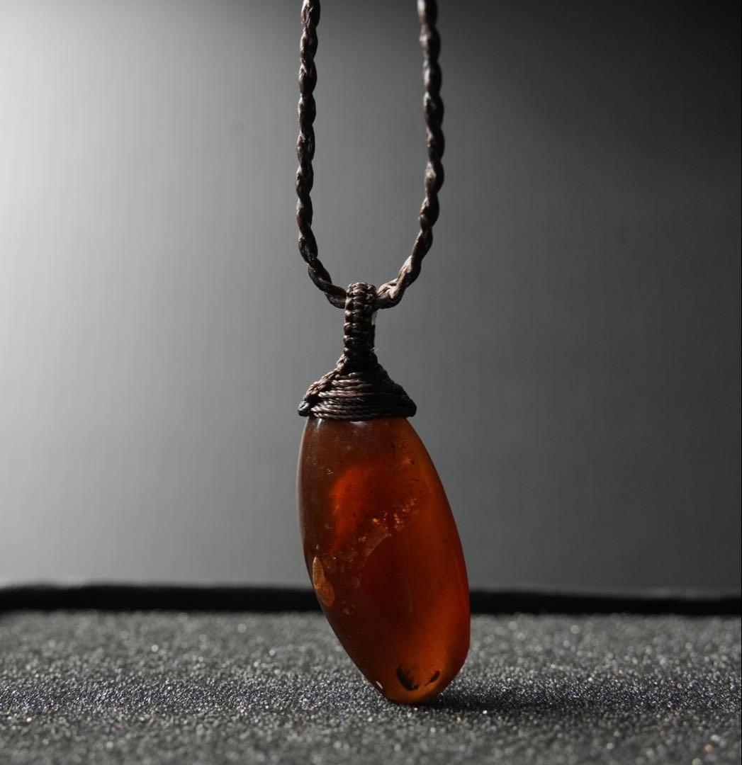 琥珀のネックレス