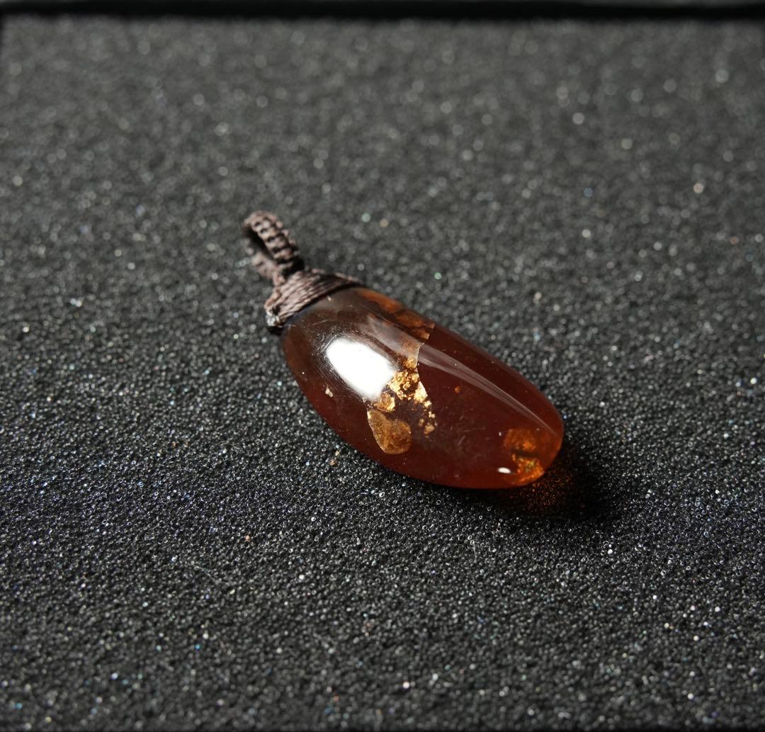 琥珀のネックレス