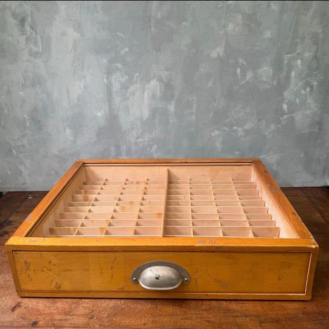 アンティーク イニシャルテープの木製棚、小分け引き出し、ディスプレイボックス
