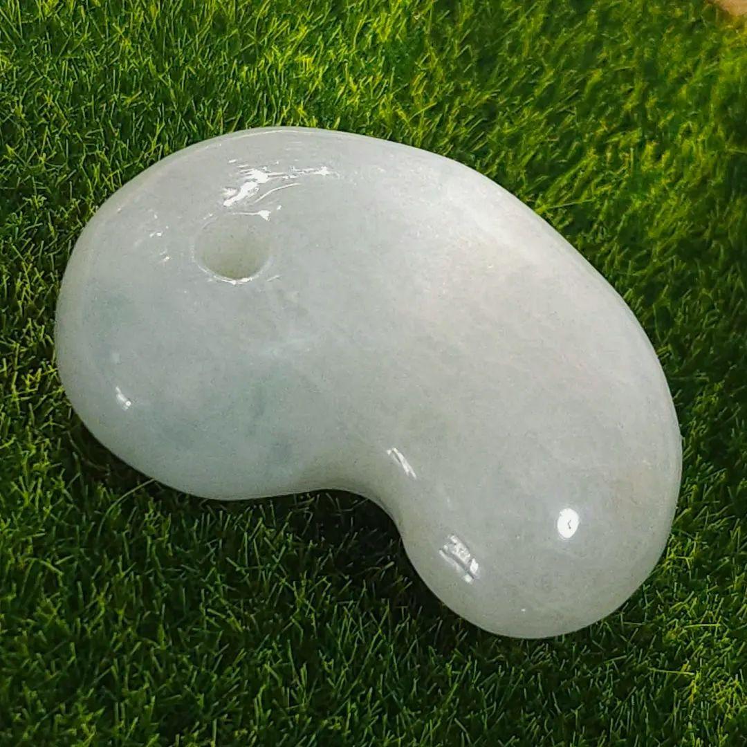 極上プレミアム・アイスジェイド・透明感抜群・艶美麗　糸魚川天然翡翠勾玉　X437