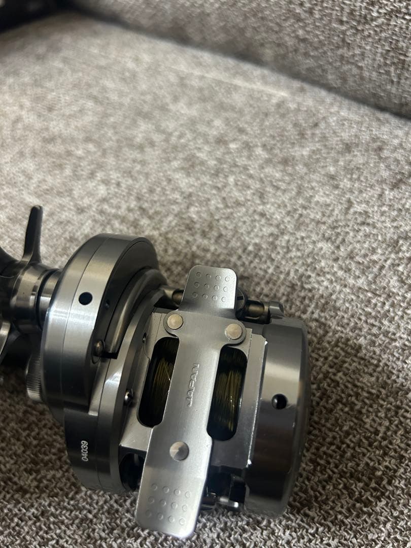 SHIMANO カルカッタコンクエストDC 200HG 右ハンドル