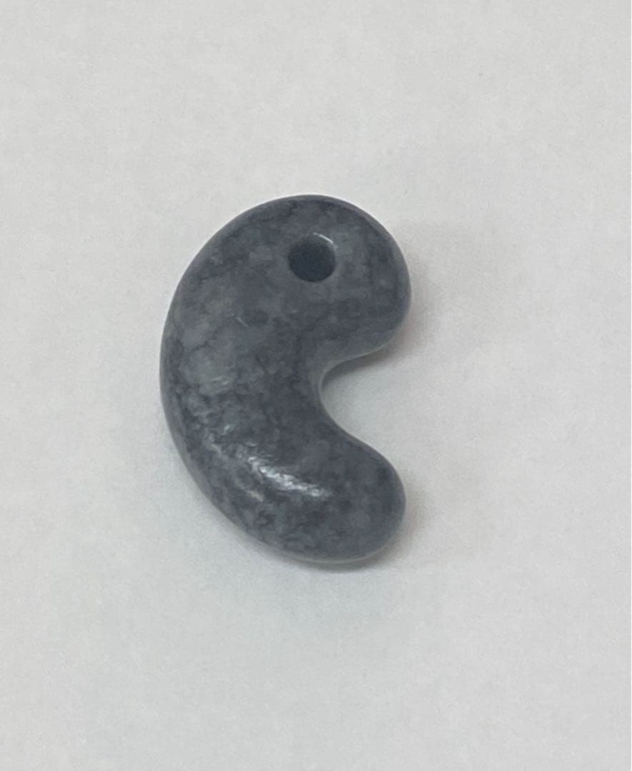 糸魚川翡翠　勾玉　黒ヒスイ