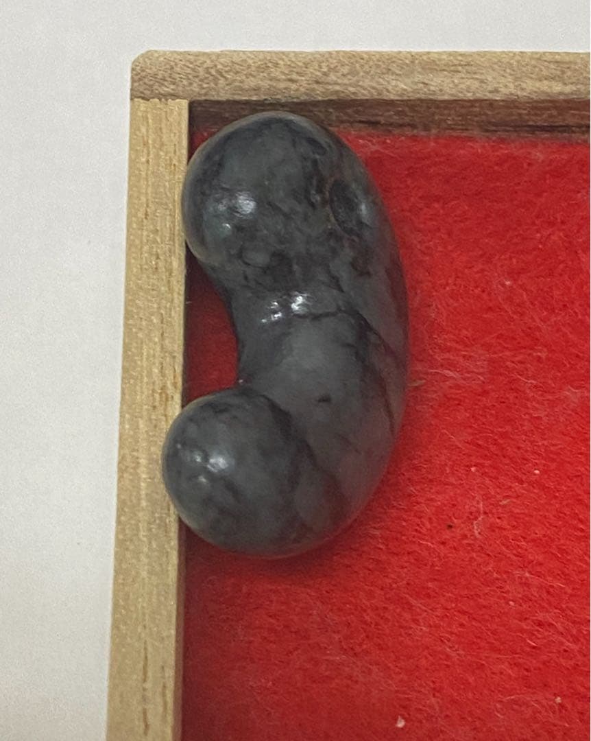 糸魚川翡翠　勾玉　黒ヒスイ