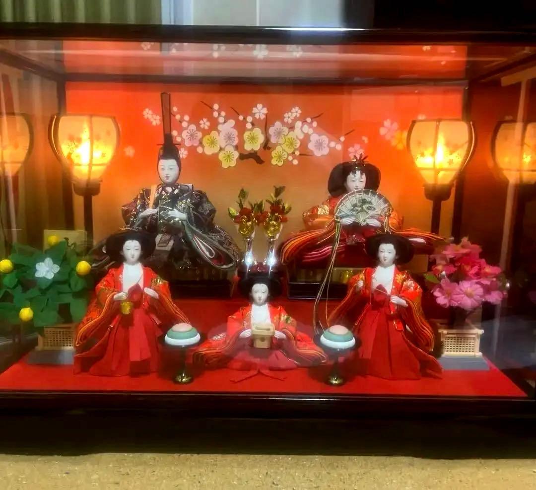雛人形 三人官女 ぼんぼり.点灯.煌びやかなガラスケース飾り大型配送込み