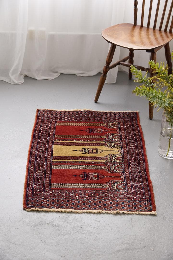 ヴィンテージラグ　トライバルラグ　パキスタン産（94×65cm）赤　黄　紺　黒