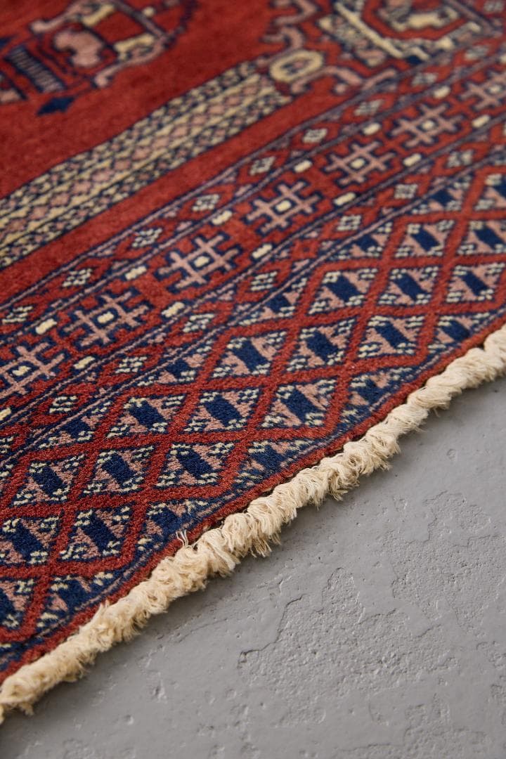 ヴィンテージラグ　トライバルラグ　パキスタン産（94×65cm）赤　黄　紺　黒