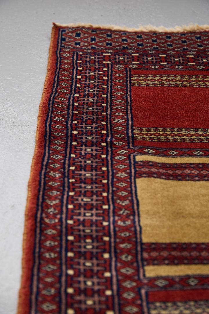 ヴィンテージラグ　トライバルラグ　パキスタン産（94×65cm）赤　黄　紺　黒