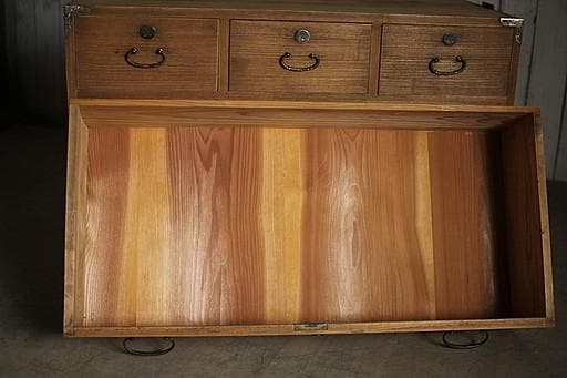 古く味のある木製の引き出し5杯　チェスト　昭和レトロ　タンス　古家具　古民家