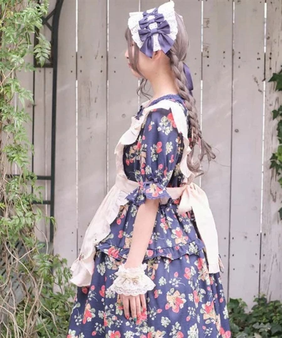 axes femme kawaii クラシックベリー刺繍エプロン　生成