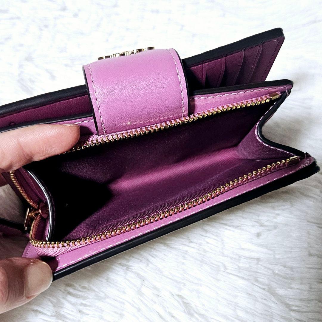 【COACH】二つ折り財布／収納力◎ コンパクト設計