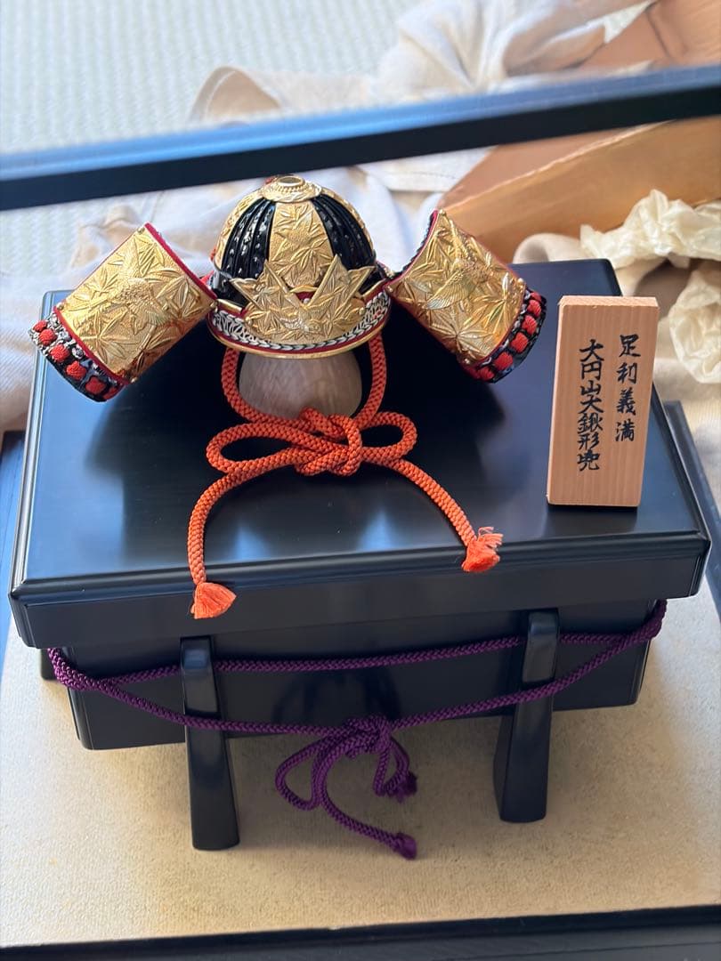 五月人形 黒と金の兜 ガラスケース付き