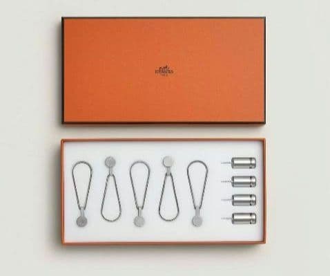 エルメス スカーフ壁掛け★年末の空間を上品に❣️部屋模様替えにエルメスの彩り❣️