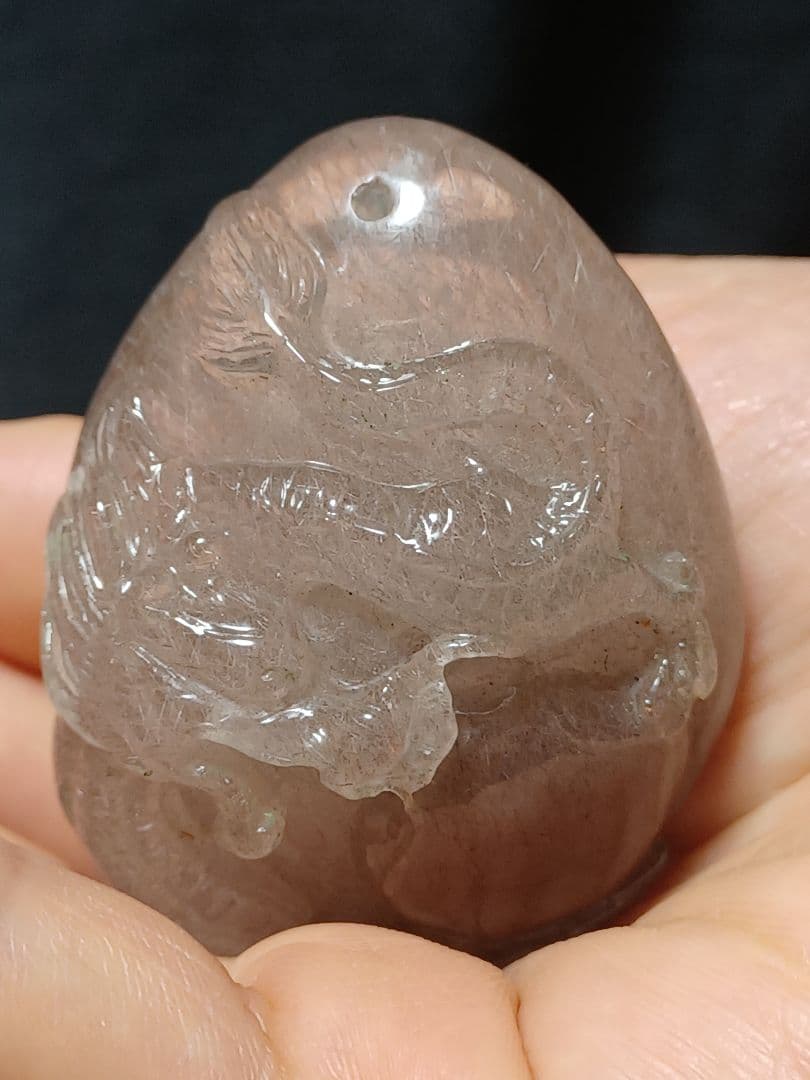 ラビットヘアールチル　本水晶龍 の彫刻 の置物　ネックレス用の穴あり！