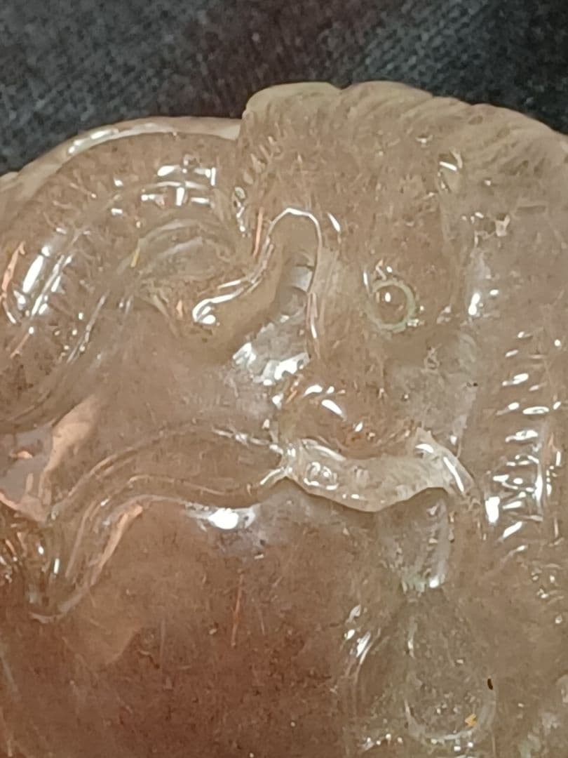 ラビットヘアールチル　本水晶龍 の彫刻 の置物　ネックレス用の穴あり！