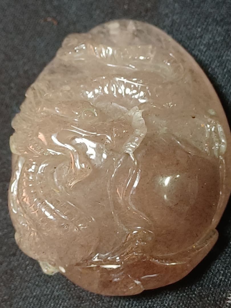 ラビットヘアールチル　本水晶龍 の彫刻 の置物　ネックレス用の穴あり！