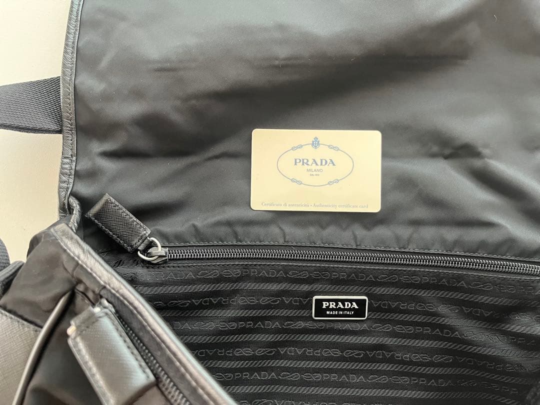 プラダショルダーバッグメッセンジャーバック　ブラック