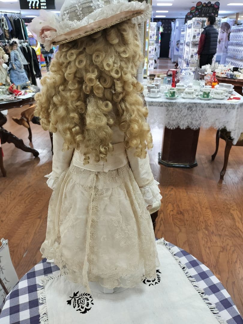 あさともハンドメイドのアンティークビスクドールベージュ色のドレスの人形