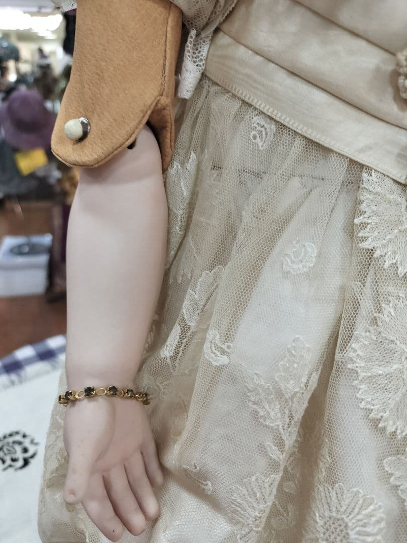 あさともハンドメイドのアンティークビスクドールベージュ色のドレスの人形