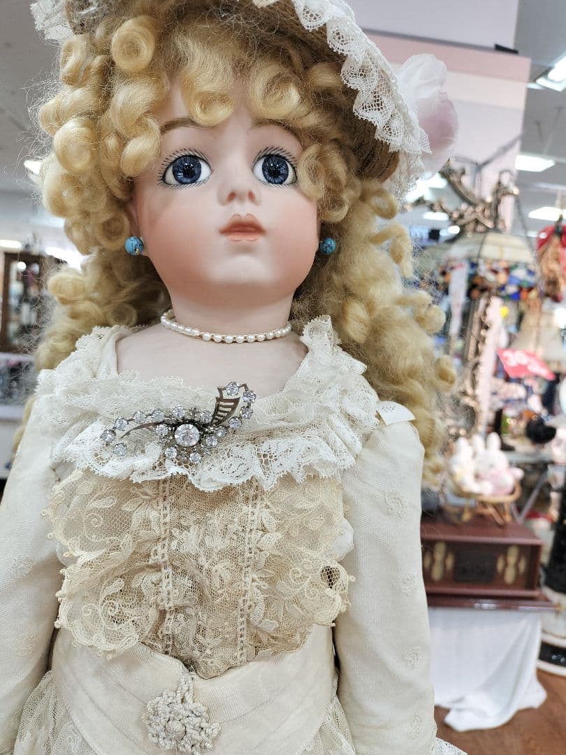 あさともハンドメイドのアンティークビスクドールベージュ色のドレスの人形