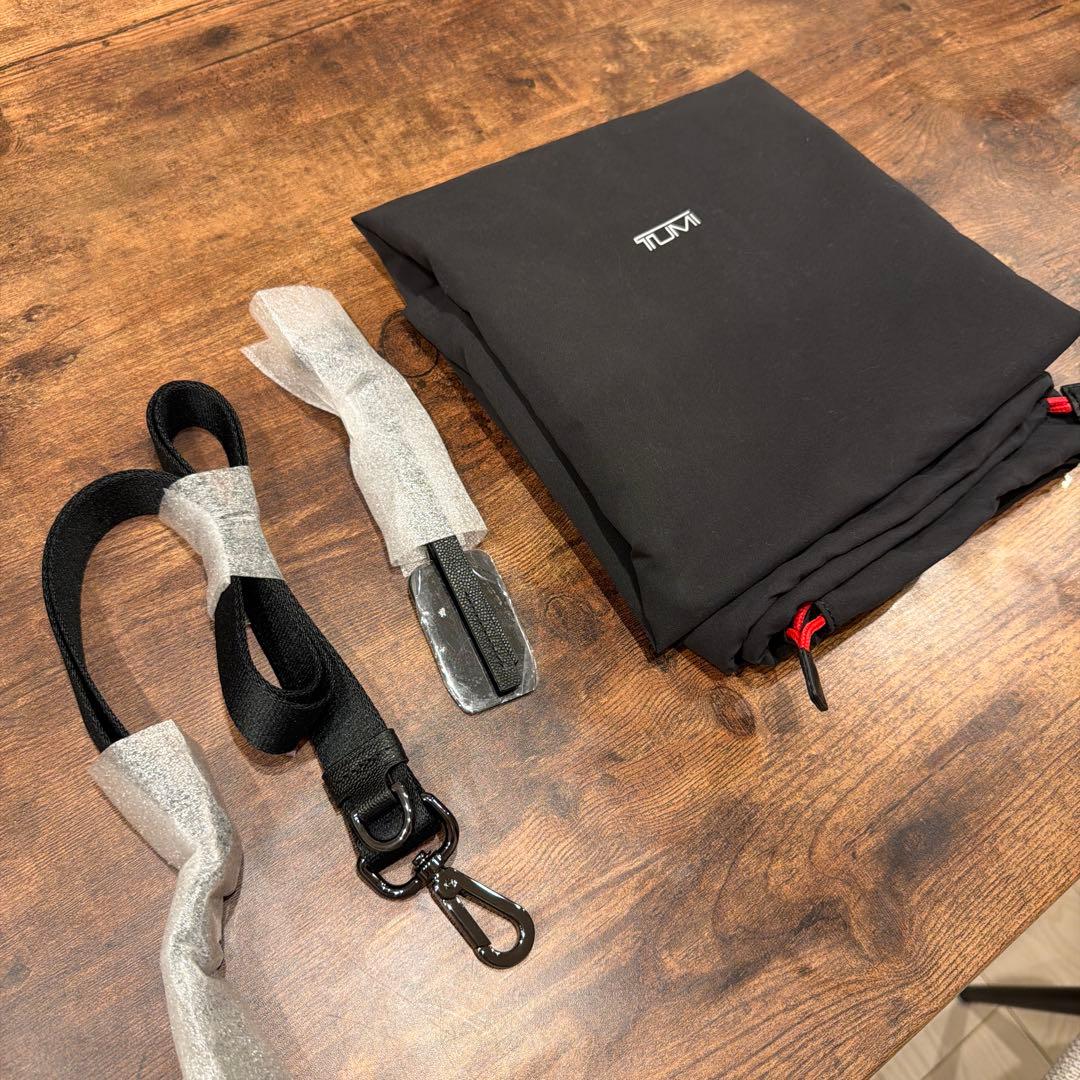 TUMI ヴァレッタ•ラージ・トート　黒