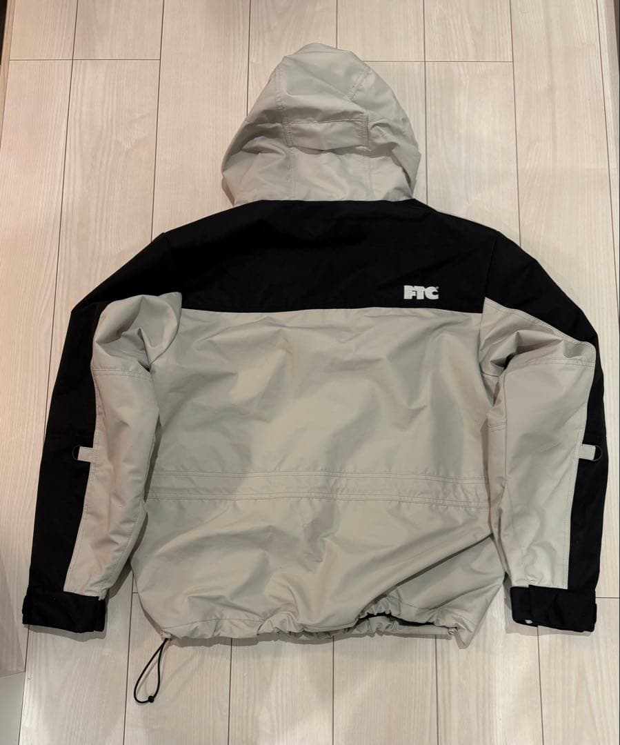 FTC エフティーシー フード付きマウンテンパーカー ホワイト/ブラック