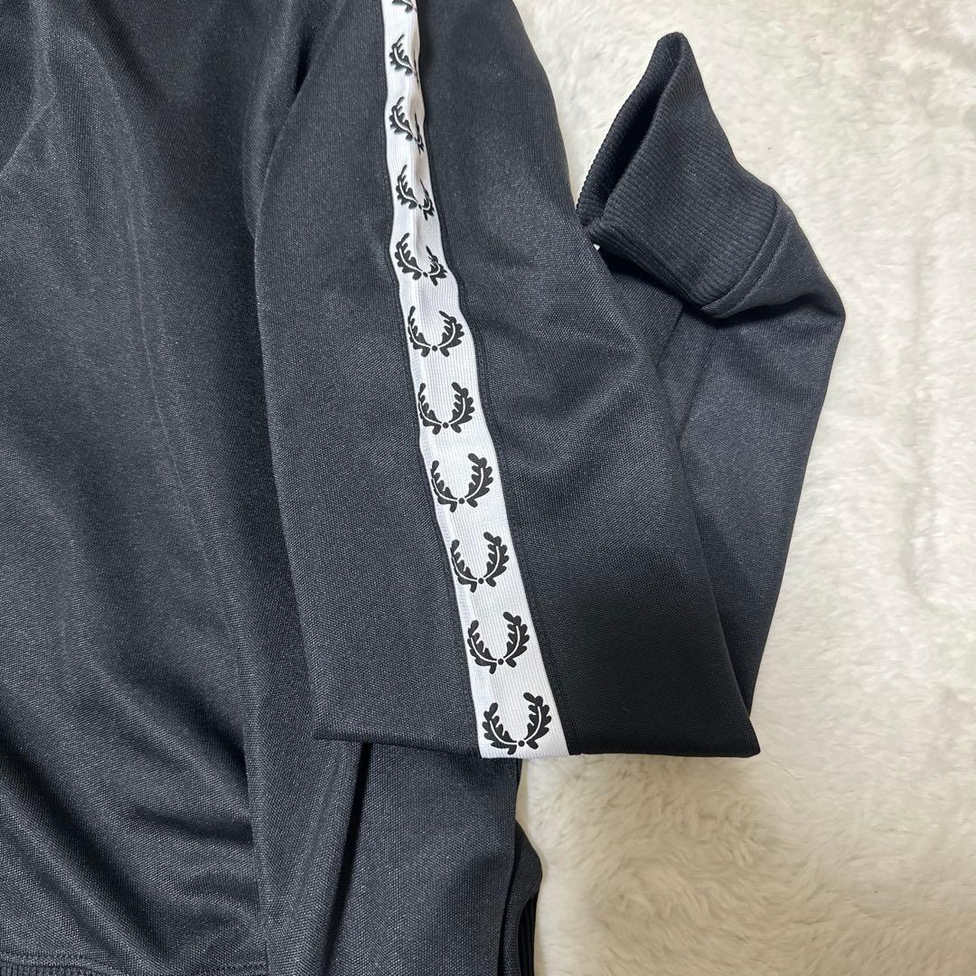 ブラック ジップアップジャージ