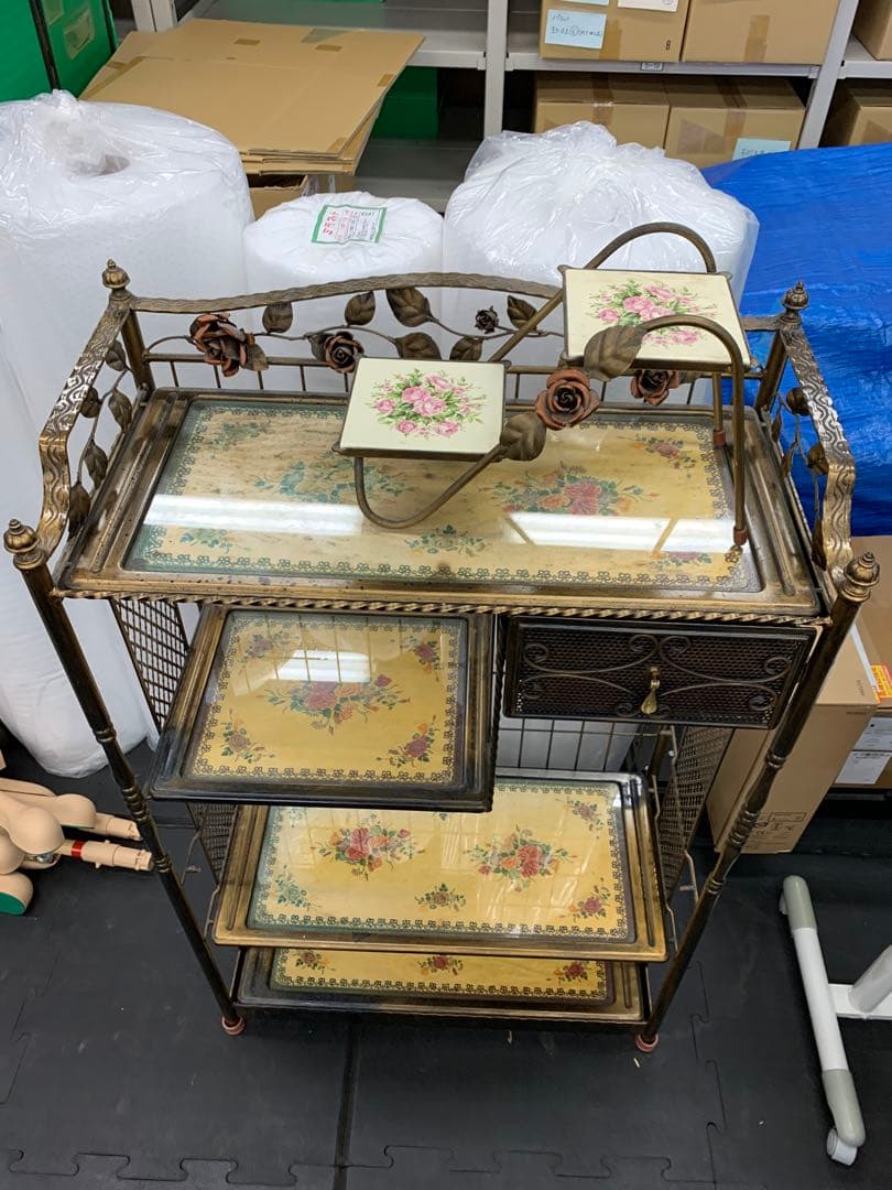 アンティーク家具　ラック　インテリア　花柄　メタルラック
