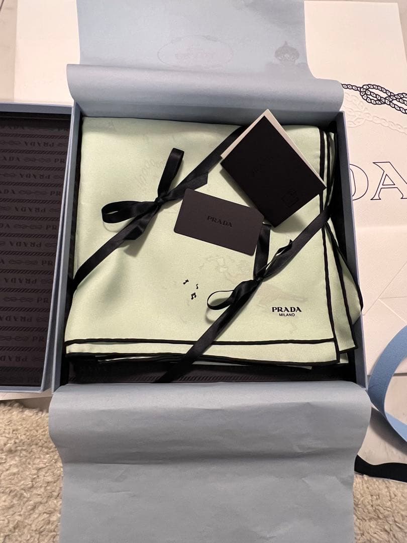 新品　PRADA シルクスカーフ