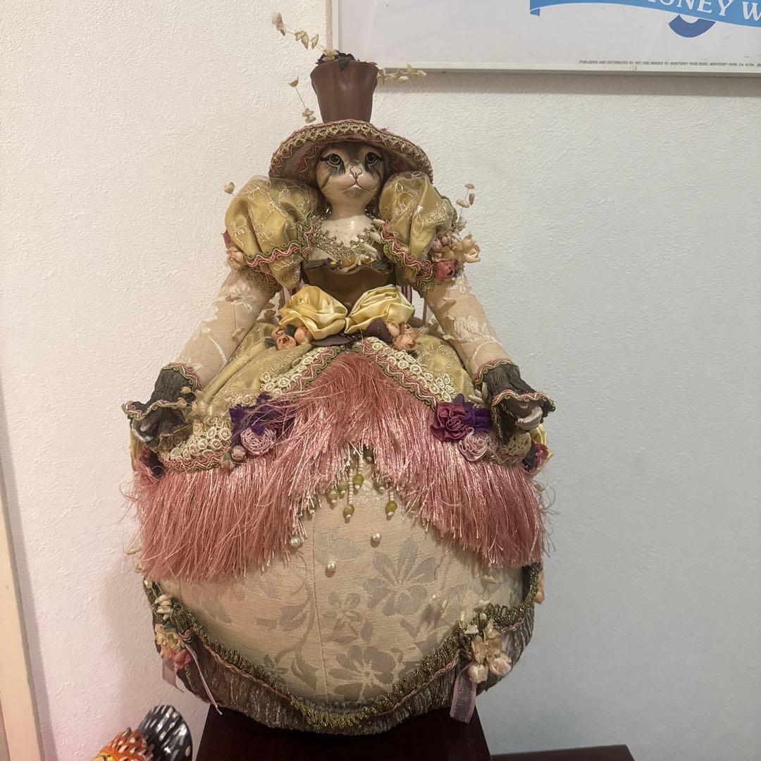 猫の豪華な衣装の人形