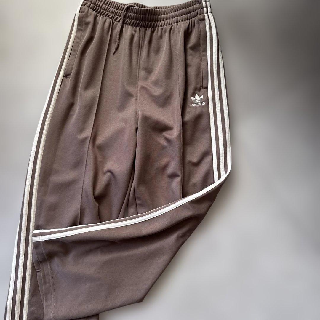 アディダス　トラックパンツ