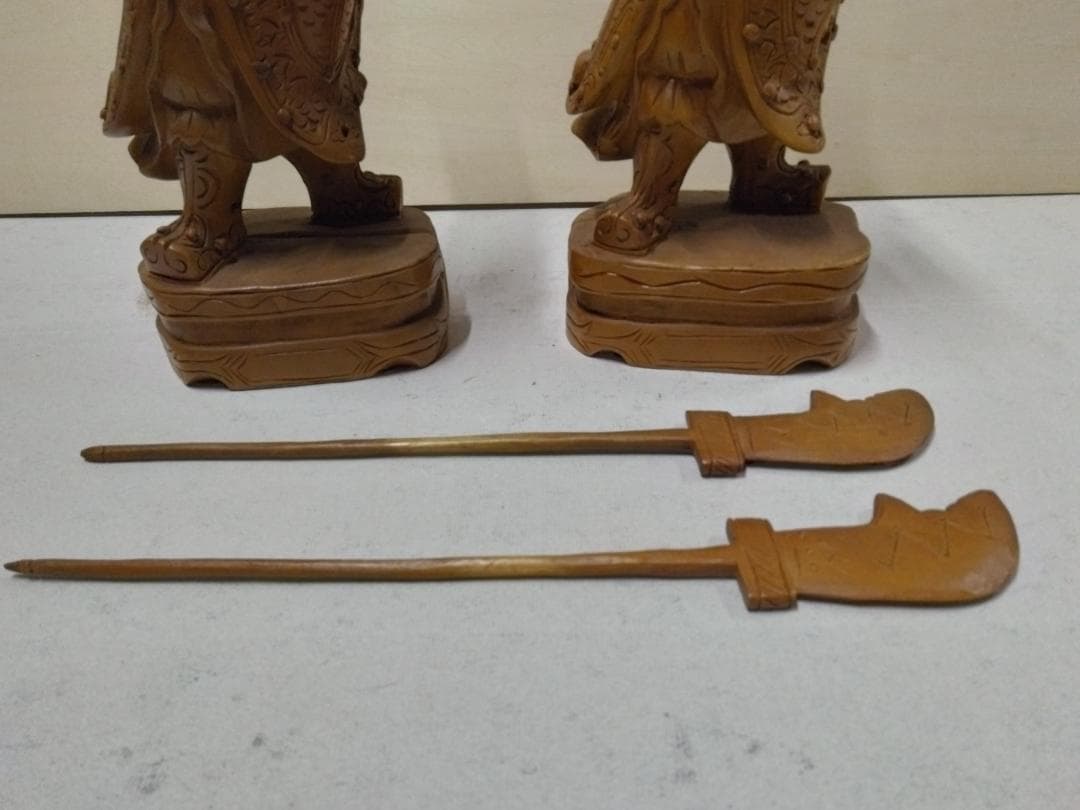 三国志    関羽像 　天然木彫り 置物 　2体