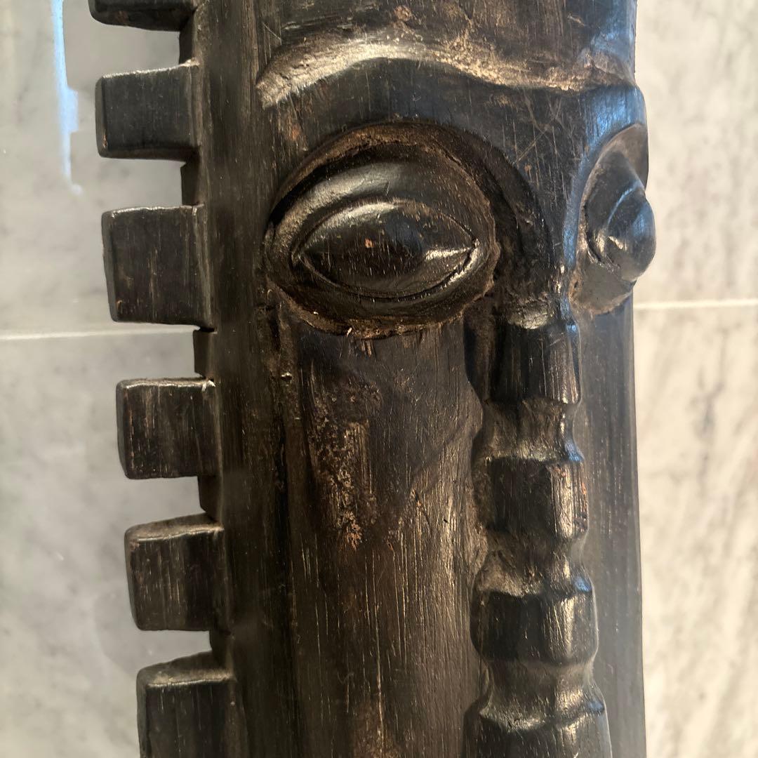 西アフリカ　大きな瞳や唇、装飾が施された鼻が芸術的で圧倒的な存在感の木彫り仮面