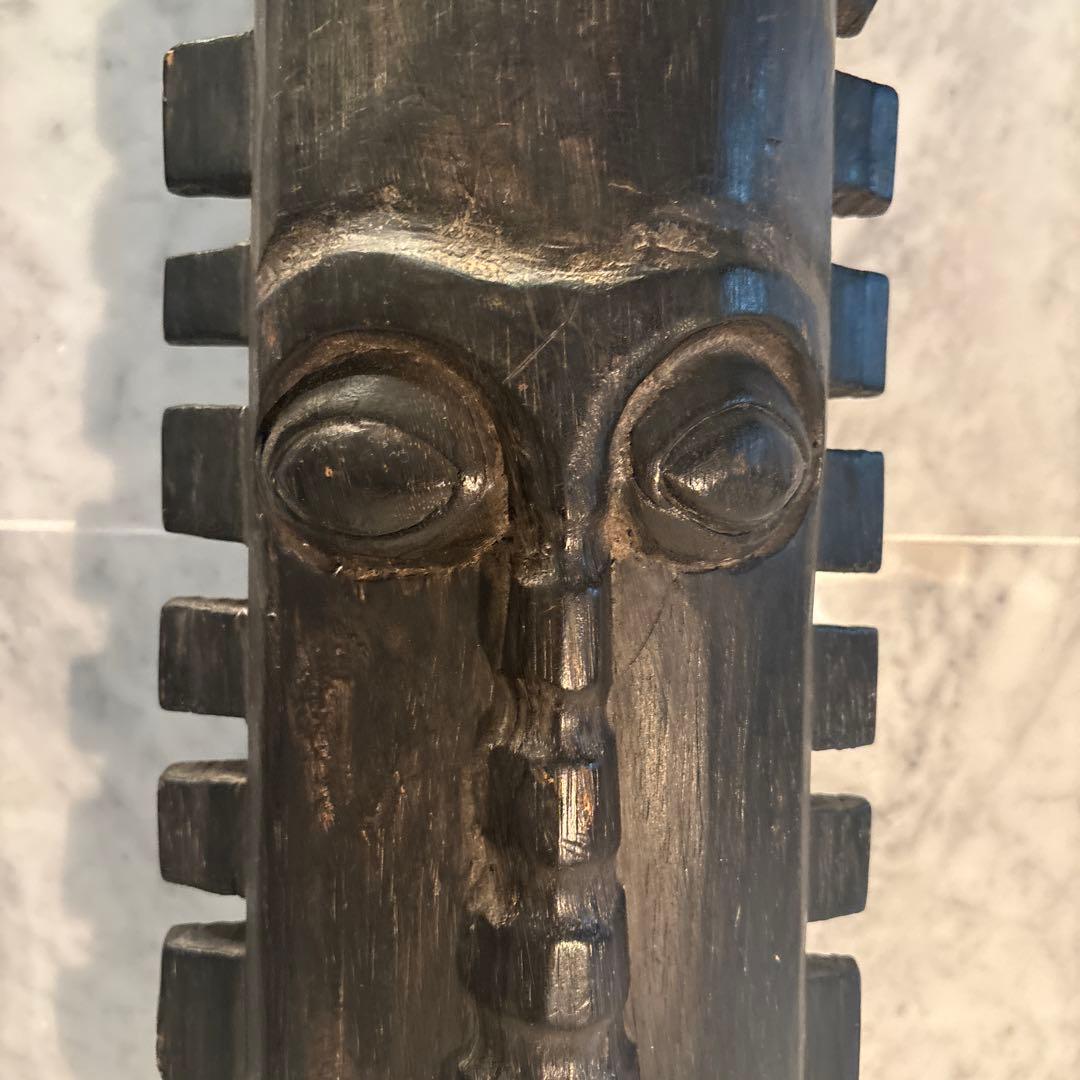 西アフリカ　大きな瞳や唇、装飾が施された鼻が芸術的で圧倒的な存在感の木彫り仮面