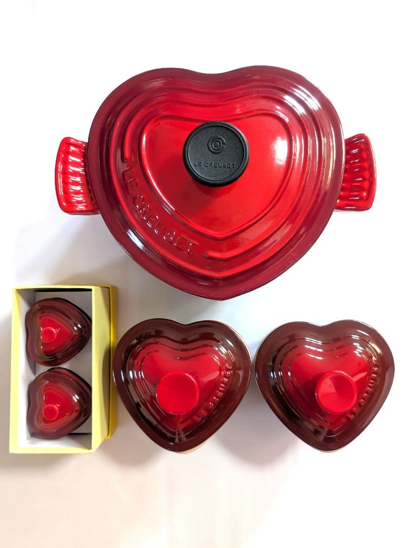 美品★ル・クルーゼ鍋　ハート型 チェリーレッド　2L　ラムカンセット　ココット