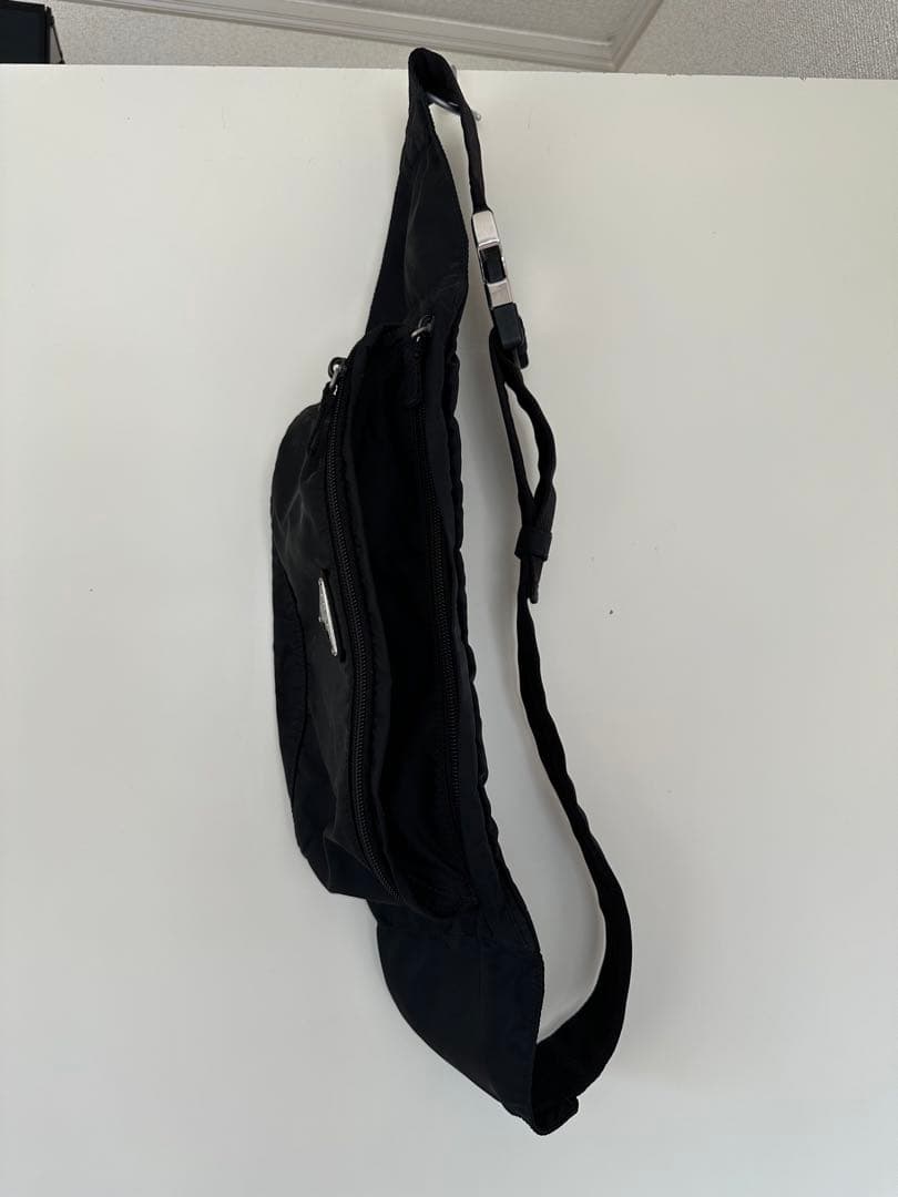 PRADA ブラック ボディバッグ ジッパー付き