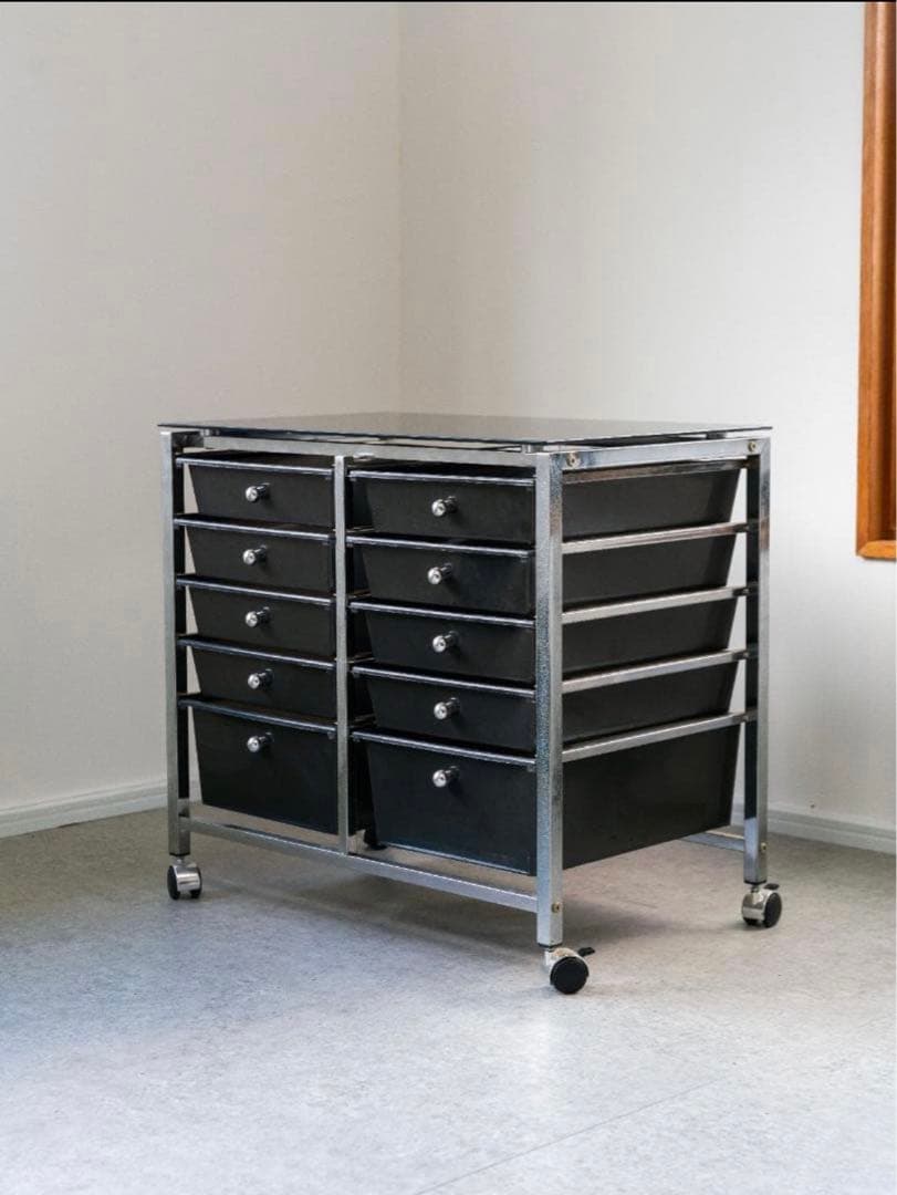 黒いキャスター付き収納キャビネット